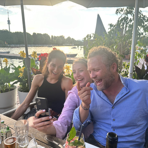 Das Limberg-Team feiert den Sommer. 